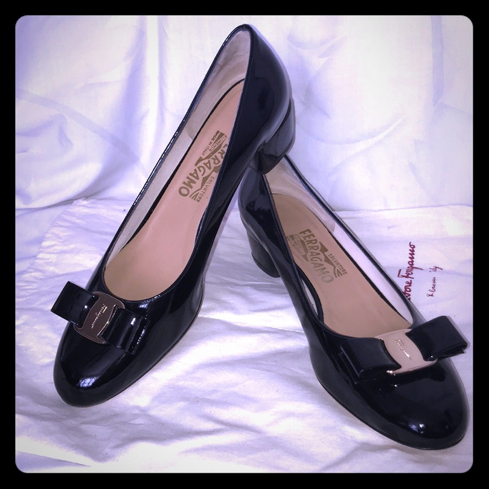 Chic Ferragamo black patent low heel pumps